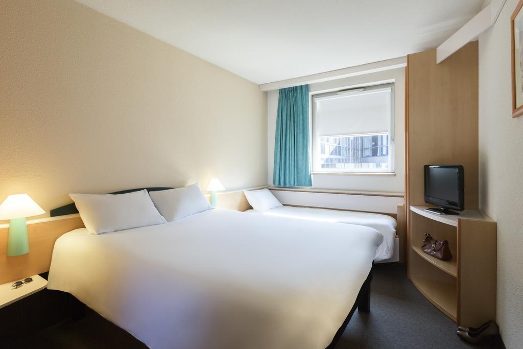 Hotel ibis Lyon Est Bron Exterior foto